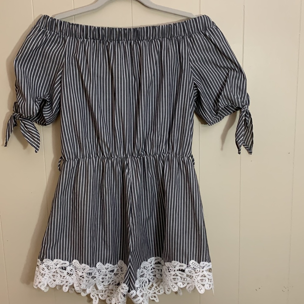 Haute Monde Stripped Romper With Lace Detail Gray and White Striped Size Med - Picture 2 of 3